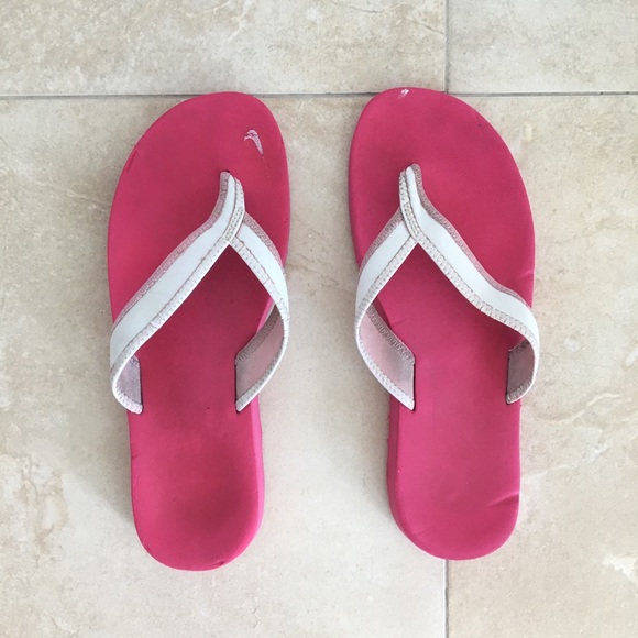 pink and white nike flip flops